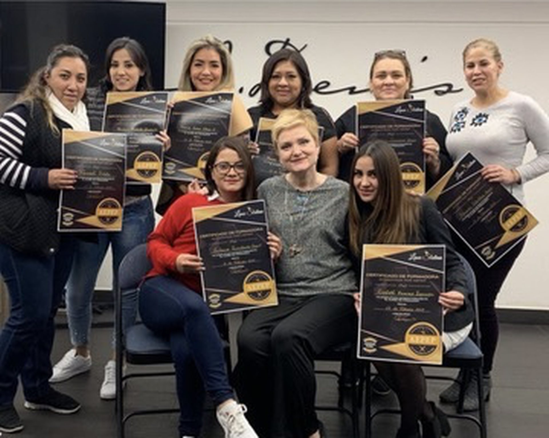 Un grupo de alumnas de Lana Slatina sosteniendo sus diplomas al terminar la formación