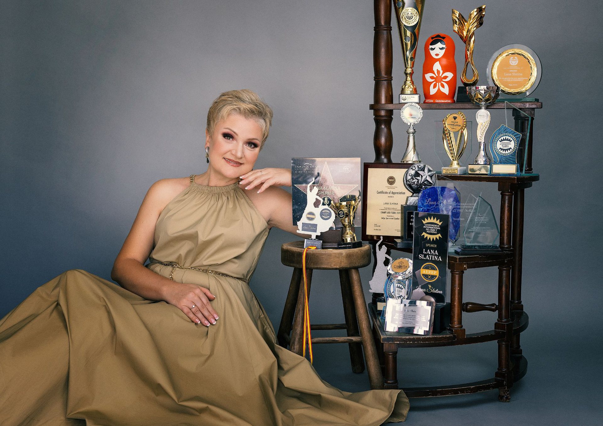 Lana Slatina junto a la vitrina con sus premios y reconocimientos internacionales