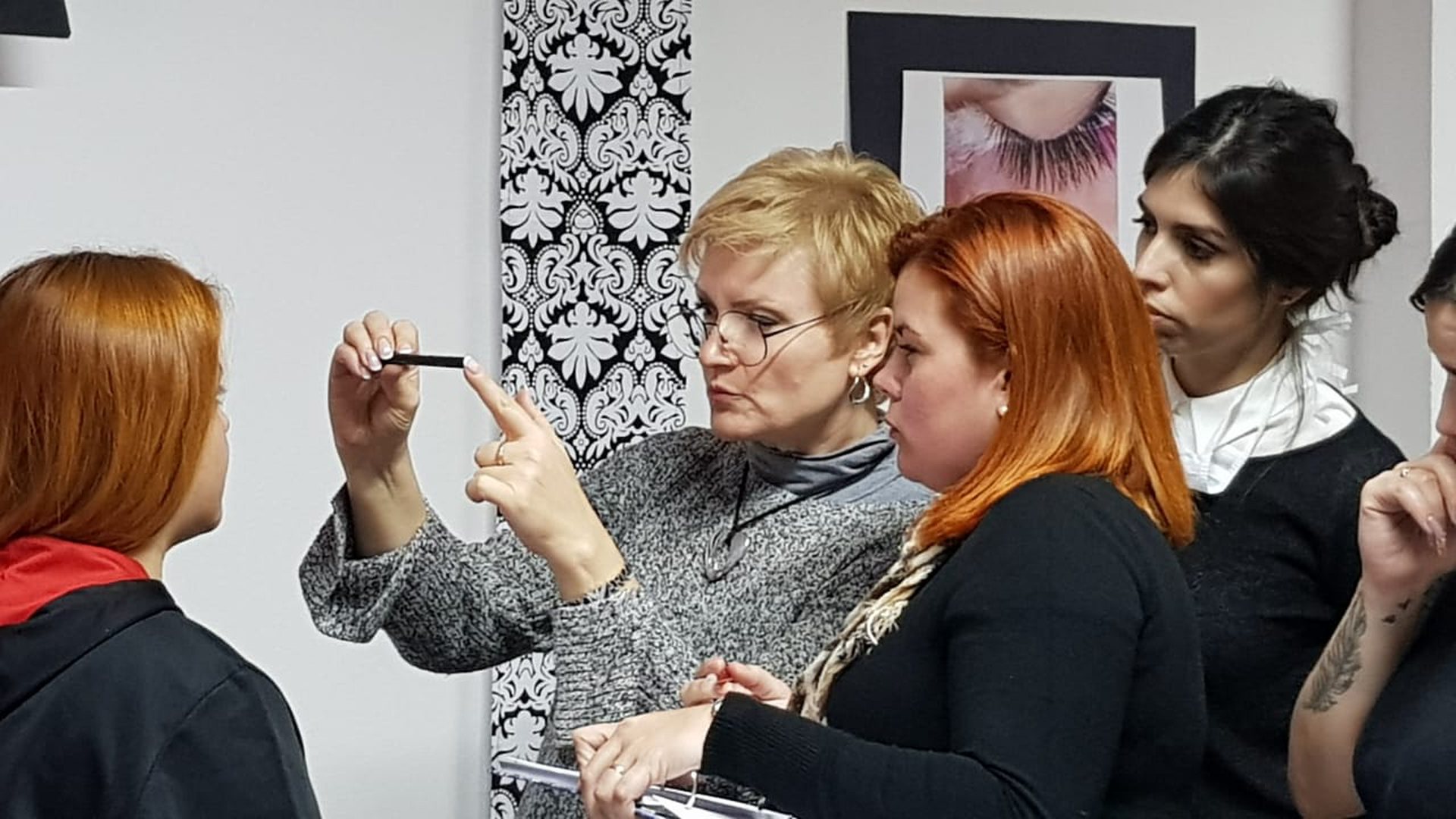 Lana Slatina demostrando la técnica ante un grupo de alumnas durante una clase presencial